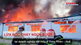Lửa bốc cháy ngùn ngụt tại doanh nghiệp dệt may ở Thừa Thiên – Huế