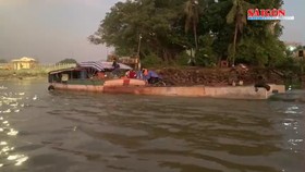 Truy bắt nhóm “cát tặc” dùng máy bơm công suất lớn hút cát, nhảy xuống sông trốn thoát