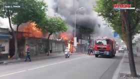 Cháy cửa hàng bán tranh ở trung tâm quận 1, khói đen bốc cao