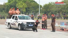 Cảnh sát cơ động biểu diễn đánh võ, bắn súng, đi trên thủy tinh tại Ngọ Môn - Đại nội Huế