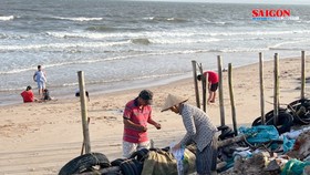 Sóng lớn gây sạt lở bờ biển nghiêm trọng, nhiều tài sản bị cuốn trôi ở Bình Thuận