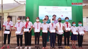 Báo SGGP trao tặng quà cho người dân và học sinh khó khăn tại Bình Phước