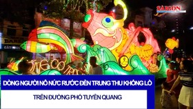 Dòng người nô nức rước đèn Trung thu khổng lồ trên đường phố Tuyên Quang