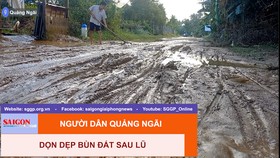 Người dân Quảng Ngãi dọn dẹp bùn đất sau lũ
