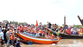 Hàng ngàn người dân tham dự nghi thức Tống tàu ra khơi lúc 12 giờ trưa ngày 25-6 nhằm ngày 12-5 âm lịch