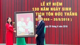 Chủ tịch nước Trần Đại Quang tặng bức tranh "Bác Hồ- Bác Tôn" cho tỉnh An Giang 