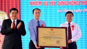 Thứ trưởng Bộ NN-PTNT Trần Thanh Nam trao bằng công nhận TP Châu Đốc hoàn thành xây dựng NTM