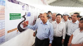 Thủ tướng Nguyễn Xuân Phúc cùng Đoàn công tác của Chính phủ đến kiểm tra tiến độ dự án cao tốc Trung Lương - Mỹ Thuận, sáng 8-3. Ảnh: VGP