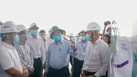 Thủ tướng Nguyễn Xuân Phúc kiểm tra tiến độ dự án cao tốc Trung Lương - Mỹ Thuận. Ảnh: VGP/QUANG HIẾU