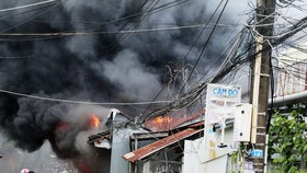 Cháy lớn, lan ra hàng chục căn nhà ở Rạch Giá