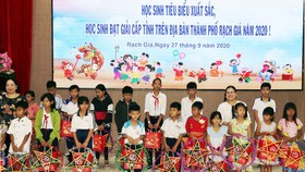 Tặng quà Trung thu cho học sinh nghèo vượt khó học giỏi ở Kiên Giang