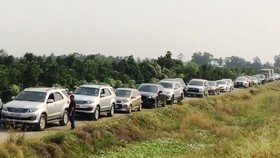 Nhiều xe đi vào đường nhánh dọc cao tốc Trung Lương – Mỹ Thuận nhằm tránh kẹt xe