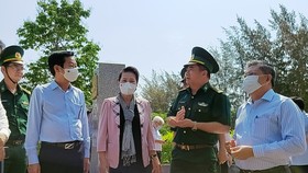 Chủ tịch Quốc hội Nguyễn Thị Kim Ngân thăm lực lượng phòng chống dịch Covid-19 ở biên giới Kiên Giang