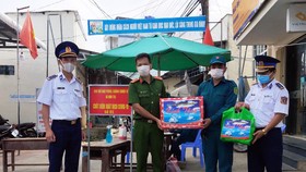 Bộ Tư lệnh Vùng Cảnh sát biển 4, tặng quà cho lực lượng phòng, chống dịch trên đảo Kiên Hải 