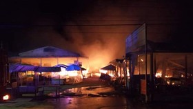 Cháy hoàn toàn nhà lồng chợ trong đêm ở Vĩnh Long