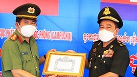 Quốc vương Campuchia tặng Huân chương Monisaraphon cho Đại tá Đinh Văn Nơi