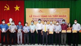 Lễ trao tặng và tiếp nhận 10.000 máy tính bảng cho học sinh có hoàn cảnh khó khăn ở Kiên Giang 