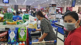 Hàng hóa phục vụ Tết Nhâm Dần 2022 bắt đầu dồn vào hệ thống phân phối của các siêu thị. Ảnh: Q.BÌNH
