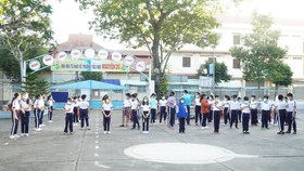 Học sinh khối 5 trường Tiểu học Nguyễn Du (TP Vĩnh Long) trở lại trường học trực tiếp. Ảnh: QUỐC AN
