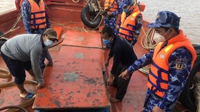 Lực lượng tuần tra thuộc Bộ Tư lệnh Vùng Cảnh sát biển 4 kiểm tra hầm chứa dầu trên tàu cá. Ảnh: Q.BÌNH