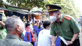 Công an tỉnh An Giang thăm hỏi, hỗ trợ 52 tiểu thương bị hỏa hoạn