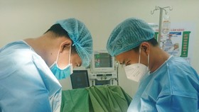 Cấp cứu thành công một nạn nhân bị mất hoàn toàn da dương vật do máy quấn