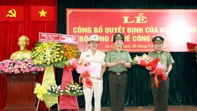 Thứ trưởng Lê Văn Tuyến tặng hoa chúc mừng Đại tá Đinh Văn Nơi và Đại tá Lâm Phước Nguyên