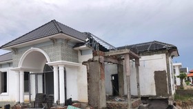 Trong số 79 căn biệt thự xây dựng trái phép, đến nay cơ quan chức năng đã phá dỡ 12 căn. Ảnh: QUỐC BÌNH