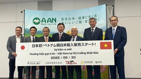 Đại diện Đại sứ quán Việt Nam tại Nhật Bản, Tập đoàn Tân Long, Ngân hàng Kiraboshi Nhật Bản và các đối tác tham dự sự kiện ra mắt gạo A An tại Nhật - Ảnh: QUỐC BÌNH.
