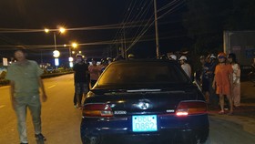 Ô tô biển số xanh gây tai nạn bị người dân Phú Quốc chặn lại. Ảnh: CTV