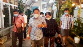 Bắt và di lý bị can Phước từ TP Hồ Chí Minh về An Giang. Ảnh: TIẾN TẦM.