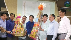 Lãnh đạo TP tặng quà cho Ban lãnh đạo và công nhân viên bãi rác Đa Phước