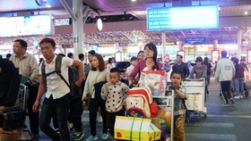 Hành khách về lại TP tại sân bay Tân Sơn Nhất 