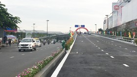 Thông xe, đưa vào sử dụng toàn bộ cầu vượt thép vòng xoay Nguyễn Kiệm