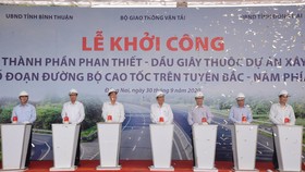 Phó Thủ tướng Thường trực Trương Hòa Bình cùng các đồng chí lãnh đạo nhấn nút khởi công dự án cao tốc Dầu Giây - Phan Thiết