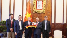 Chủ tịch nước Nguyễn Xuân Phúc tiếp hai HLV Park Hang-seo và Mai Đức Chung