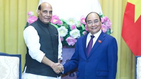 Chủ tịch nước Nguyễn Xuân Phúc tiếp Bộ trưởng Bộ Quốc phòng Ấn Độ