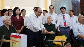 Chủ tịch nước Nguyễn Xuân Phúc thăm, tặng quà Trung tâm Điều dưỡng Thương binh Thuận Thành. Ảnh: QUỐC HÙNG