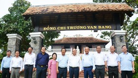 Chủ tịch nước Nguyễn Xuân Phúc dâng hương tại Khu lưu niệm đồng chí Trương Văn Bang