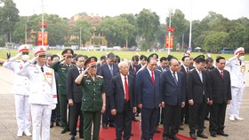 Đoàn đại biểu lãnh đạo Đảng và Nhà nước vào Lăng viếng Chủ tịch Hồ Chí Minh nhân dịp kỷ niệm 77 năm Cách mạng Tháng Tám và Quốc khánh 2-9. Ảnh: VIẾT CHUNG