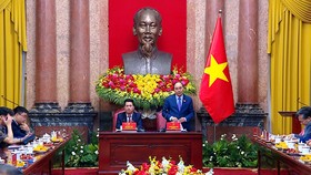 Chủ tịch nước Nguyễn Xuân Phúc gặp mặt 39 đại biểu người có uy tín tiêu biểu đại diện cho gần 2.000 người có uy tín của tỉnh Hà Giang năm 2022. Ảnh: QUẾ SƠN