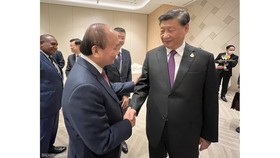 Chủ tịch nước Nguyễn Xuân Phúc gặp Tổng Bí thư, Chủ tịch Trung Quốc Tập Cận Bình. Ảnh: Báo Quốc tế