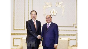 Chủ tịch nước Nguyễn Xuân Phúc hội kiến Thủ tướng Hàn Quốc Han Duck Soo Chủ tịch nước Nguyễn Xuân Phúc hội kiến Thủ tướng Hàn Quốc Han Duck-soo. Ảnh: TTXVN