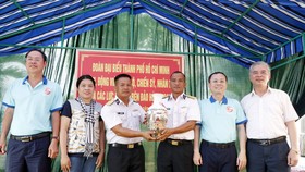 Thăm, tặng quà cán bộ, chiến sĩ và nhân dân trên đảo Hòn Khoai