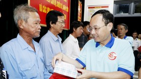 Đoàn công tác TPHCM thăm, tặng quà cán bộ, chiến sĩ và nhân dân đảo Thổ Chu