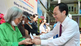 Phó Bí thư Thành ủy TPHCM Nguyễn Văn Hiếu tặng quà cho hộ nghèo tại Ngày hội Đại đoàn kết toàn dân tộc, khu phố 2, phường Đa Kao, quận 1. Ảnh: VIỆT DŨNG