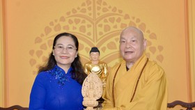 Chủ tịch HĐND TPHCM Nguyễn Thị Lệ chúc mừng Hòa thượng Thích Thiện Nhơn. Ảnh: CAO THĂNG