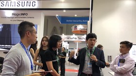 Đại diện Samsung giới thiệugiải pháp tại triển lãm