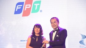 Đại diện FPT nhận giải thưởng HR Asia Award 2018