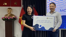 Bà Phan Tú Quyên, Phó Tổng Giám đốc Microsoft Việt Nam cùng ông Dương Anh Đức, Giám đốc Sở TT-TT TPHCM trong chương trình “Kiến tạo môi trường làm việc số”